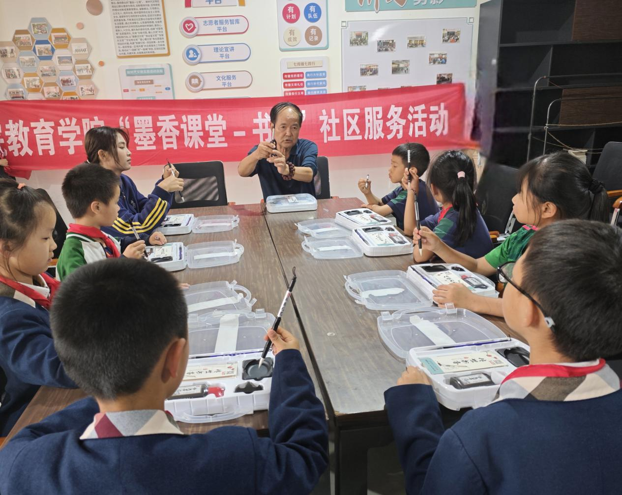 云外教育学院开展书法志愿活动